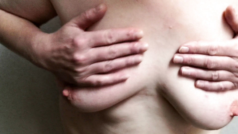 Bouncy Tits Action: मेरे स्तन बाहर निकालो और उन्हें बहुत अच्छी तरह से थप्पड़ मारो