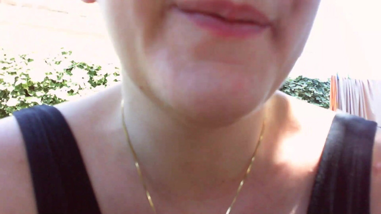 Nicoletta Embassi: Outdoor-Masturbation im Garten Komm und komm auf mich, wichsen!