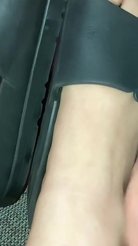 Footfetish kaki istriku yang seksi