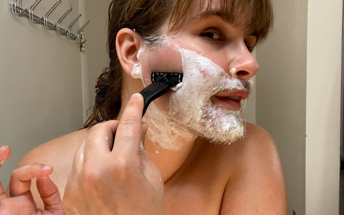 Brooke Casey: Prima dată când îmi rad părul facial