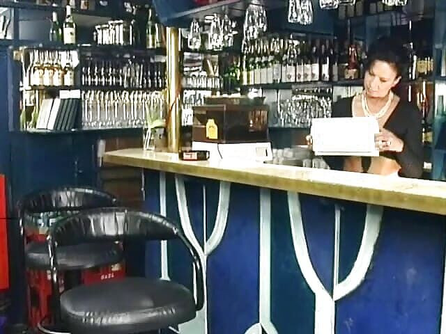 Porno kino: Puta alemana follada en el bar