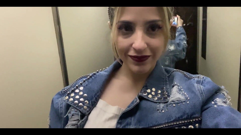 DivinaMaruuu: 私は隣人を探して、彼が私のお尻を激しくファックし、精液で満たすことができるようにします