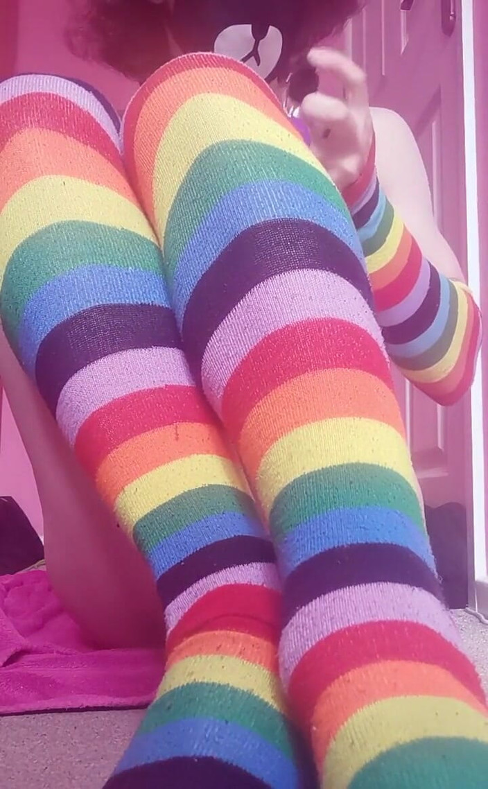Rainbow Femboy: Acostumando-se a brincar com esse vibrador duplo! Minha bunda é muito...
