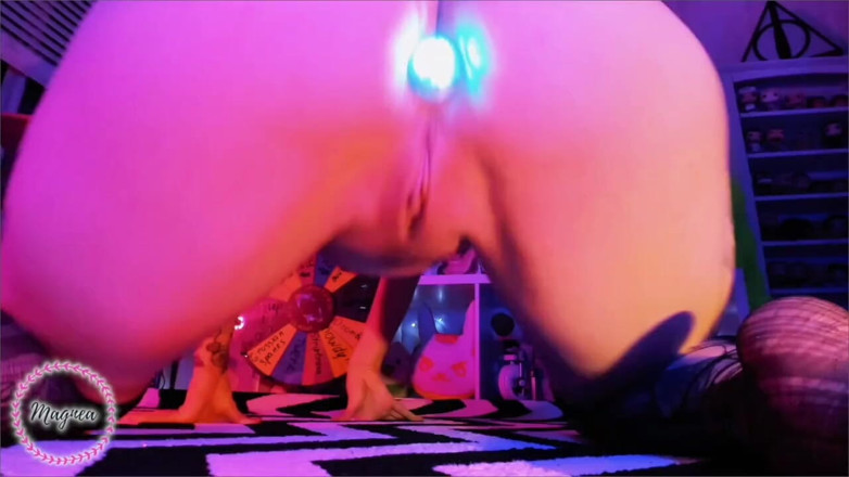 Magnea: La ragazza gamer gioca con un plug anale di ed...