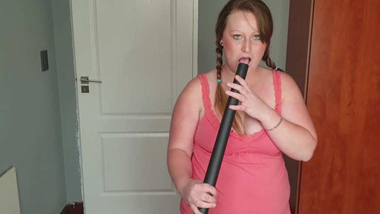 domslutfucker: ツインテールの白いBBWが服を脱いで大きな胸と太った膣を吸い上げる