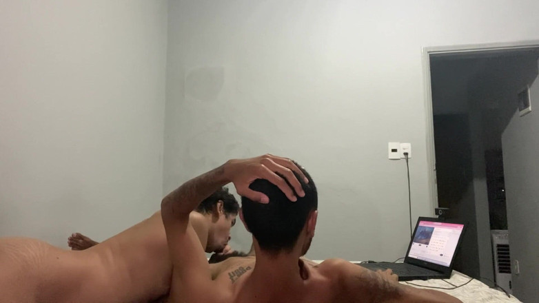 Leandro e Asafe: Dos jóvenes traviesos besándose y mostrando en la webcam