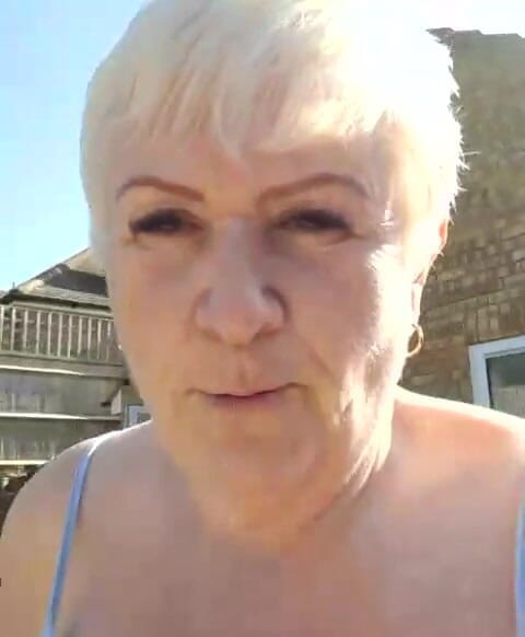 Uk Joolz: Via al pub più avanti oggi, scambista social, vieni unisciti...