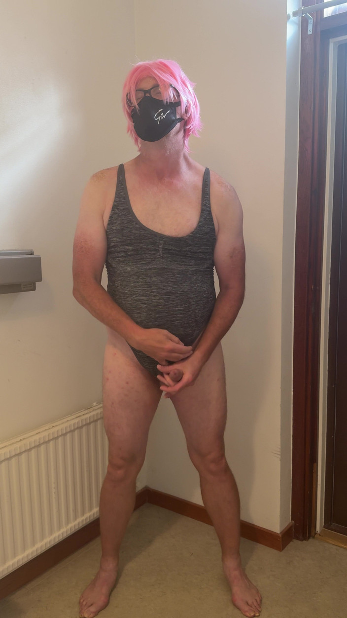 Julia Trans: A prostituta de cabelo rosa se masturba e goza e...