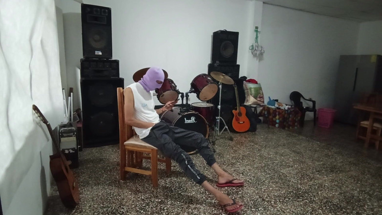 Goky: Sexi Music Teacher Poses Cachondo to Pupil