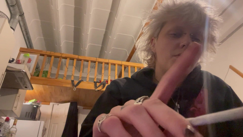 Glitterqueen1999: Une fille gothique sans maquillage fume une cigarette