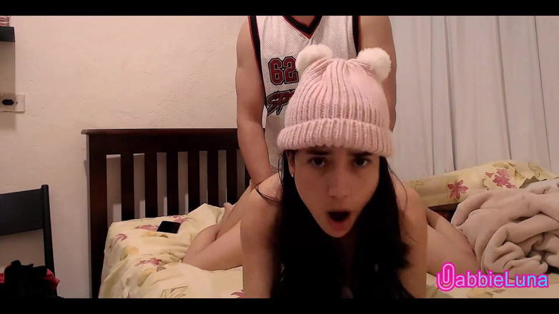 Gabbie Luna: Młoda dziewczyna siedzi wygodnie i jęczy, aż orgazmy! (Gabbie Luna)