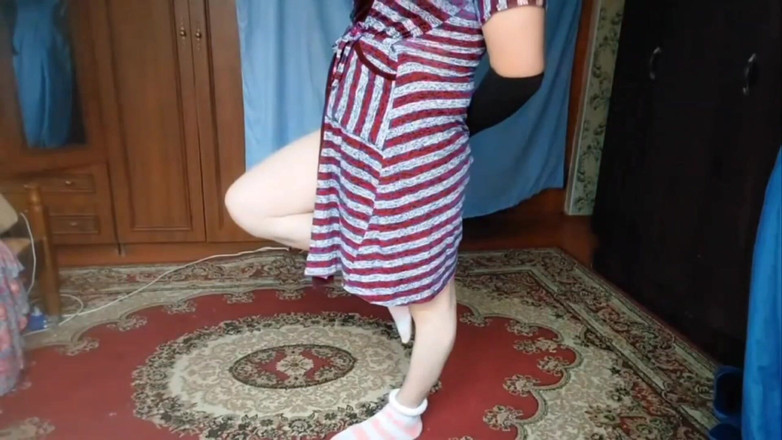 Kitty_Cross: La calda sissy dà vibrazioni sensuali per tutta la notte