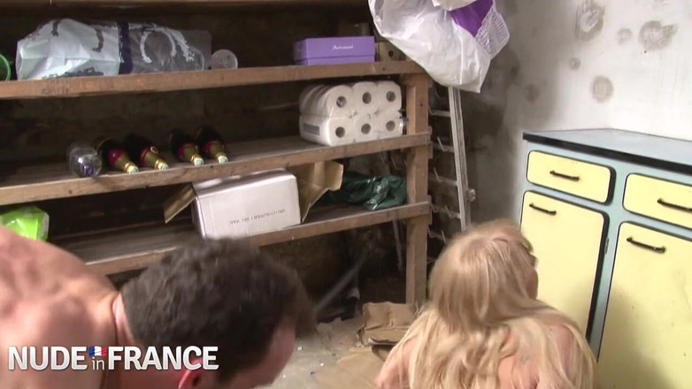 La France a Poil: Troia bionda succhia il cazzo in un parco