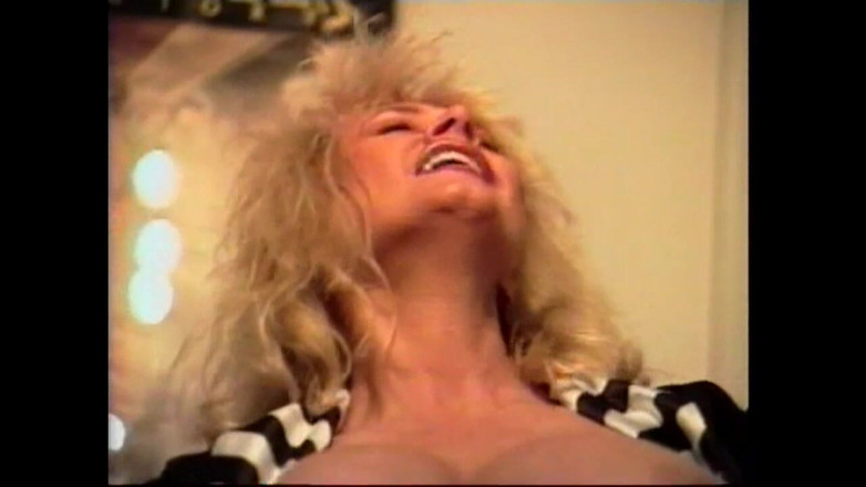 Vintage megastore: 丰满的饥渴熟女在被干之前很满足地吮吸大鸡巴