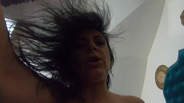 MilfyCalla: milfycalla- मैं अपनी चूत तब तक रगड़ती हूं जब तक मैं अपनी पैंट पर पेशाब नहीं करता