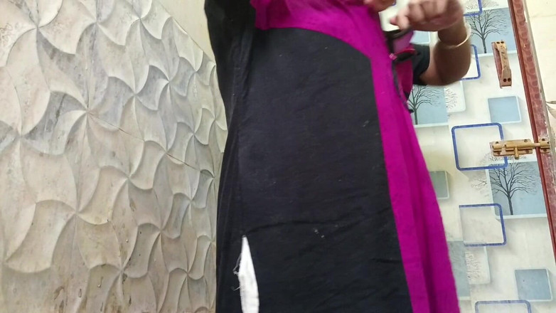 Mami4711: Хлопець дзвонить додому у ванній кімнаті, трахаючи дуже тугу! Індійське тамільське гаряче відео