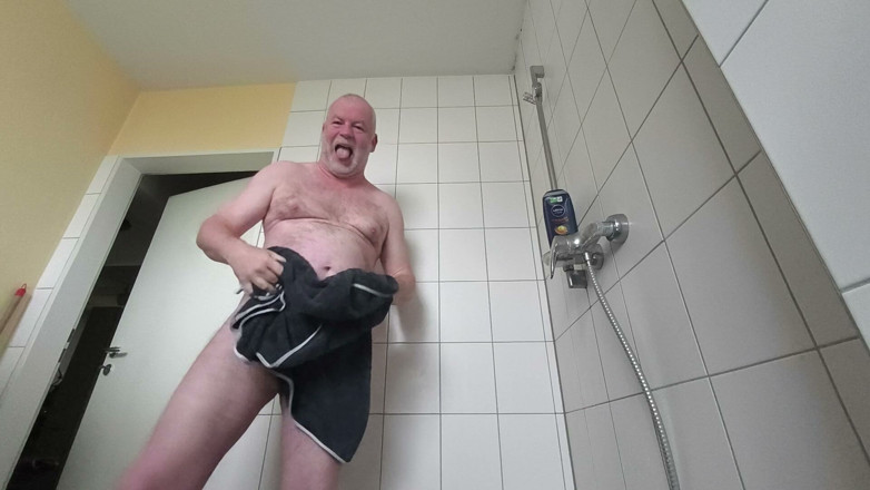 Carmen_Nylonjunge: Tlustý Muž Si Holí Vlasy Na Hlavě
