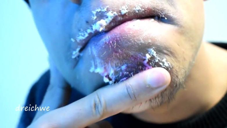 Dreichwe: Eating cake with his mouth