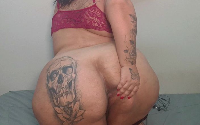 Mary Jhuana: Chica traviesa se corre con grapas en el pecho y...