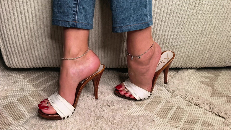 Goddess Lena: 지친 여신이 집으로 돌아오다 - 내 아픈 발을 숭배한다