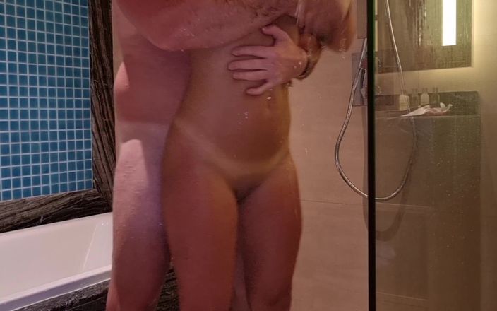 Hot wife Emmy: Neuken in de badkamer van een hotel in Dubai 4k