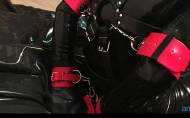 RubberFetishchem89: Гей в штанях мастурбує