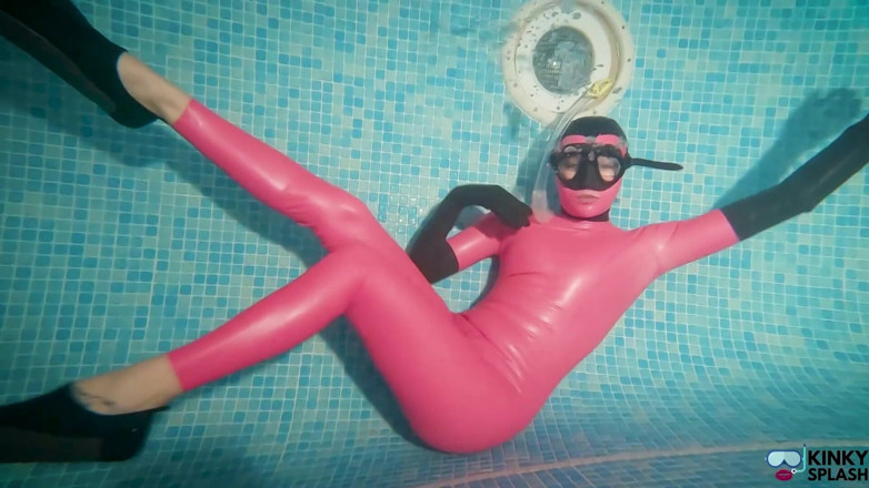 UKCuteGirl Lucy Lauren: Slippery Latex Slut's Deep Pool Diving Tease