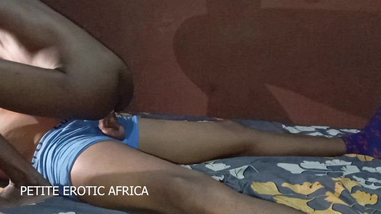 Petite Erotic Africa: Afrikalı genç amira'nın otel Room.mp4 garip şekillerde sikişiyor