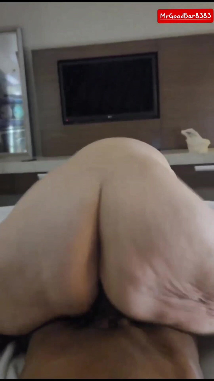 MrGoodBar LongJohnson: कमीनी मेरे लंड वाले स्लोमो संस्करण पर उस गांड को उछाल रही है