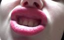 Goddess Misha Goldy: Kyssar och ankar ansikte med stora rosa läppar