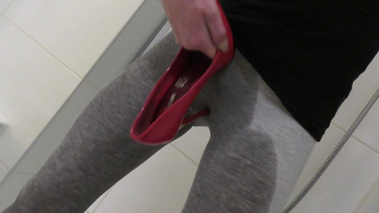 Aqua Pola: Él orina en mi culo en polainas y pies