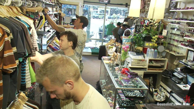 Bound in public: 生意気な男が衣料品店で輪姦される