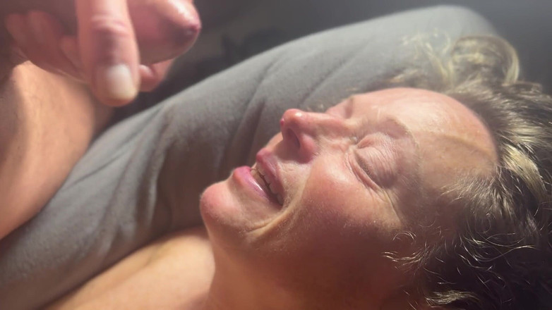 Bonewizzard69: 自然美丽的妻子，晨间手淫，大奶子脚，颜射，吮吸鸡巴