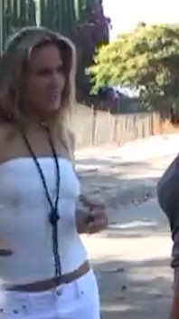 Une blonde super excitée choquée par une bite au gloryhole