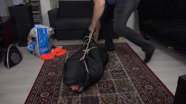 Restricting Ropes: Luna Gray - robie cu jachetă jos HD