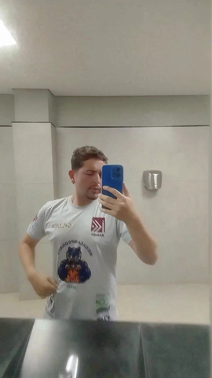 Marcosninfo: 공중화장실에서 경비원이 자랑하다가 거의 들킬 뻔했어요