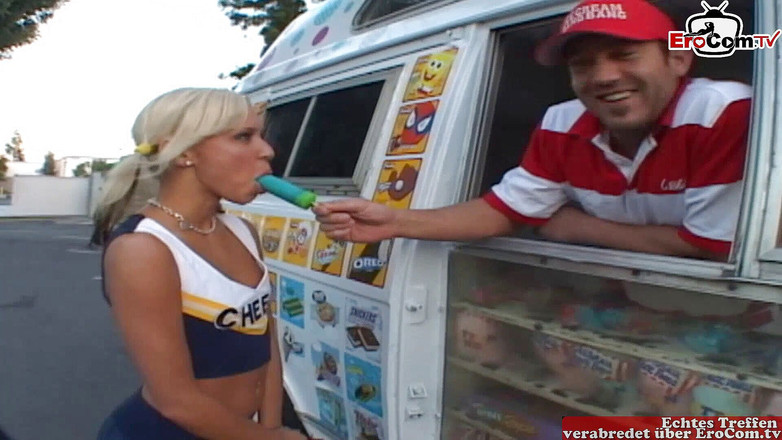 EroCom: Mager blond college flicka med små bröst plockar upp på...