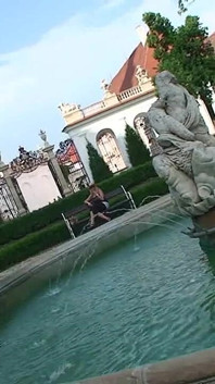 La scena serale del fumatore nel castello