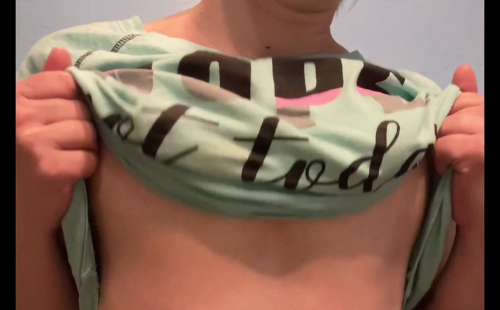 AdalynnX: Aku punya beberapa pakaian pelacur baru, akan difilmkan minggu ini,...