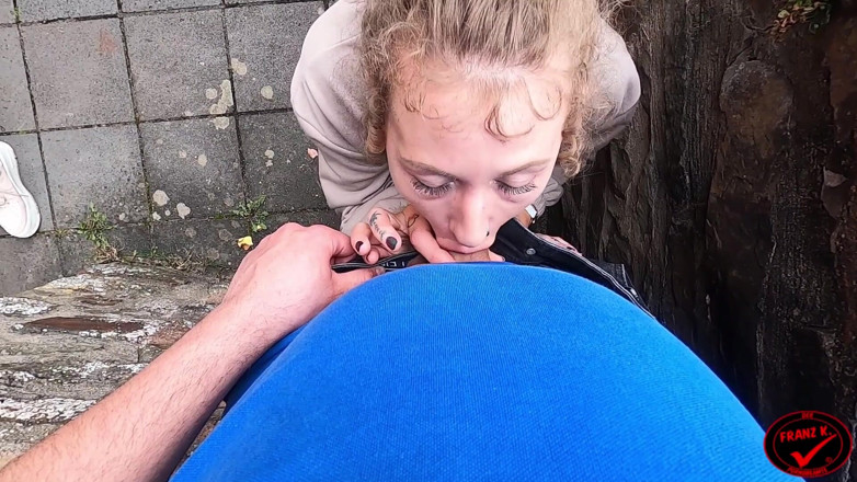 German Fuck Girls: Public! Une Fellation Risquée Lors D’un Voyage Au Château!