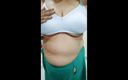 Sexy dimple: Tante india dengan toket besar pamer tubuh aduhainya di telpon...