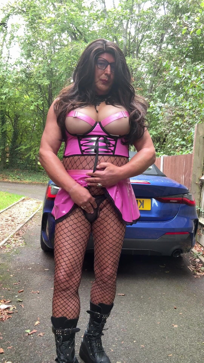 Kellycd2022: Seksowny Crossdresser Kellycd2022 w różowym stroju PCV i czarnych kabaretkach