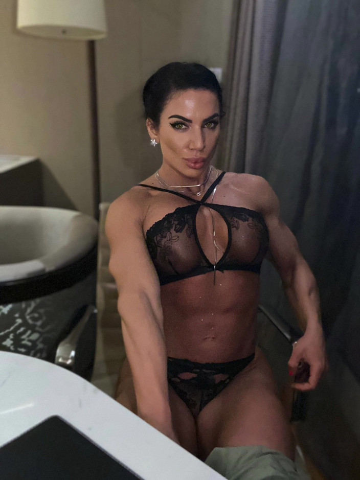 Alesyamuscledoll: Lerne mit mir?