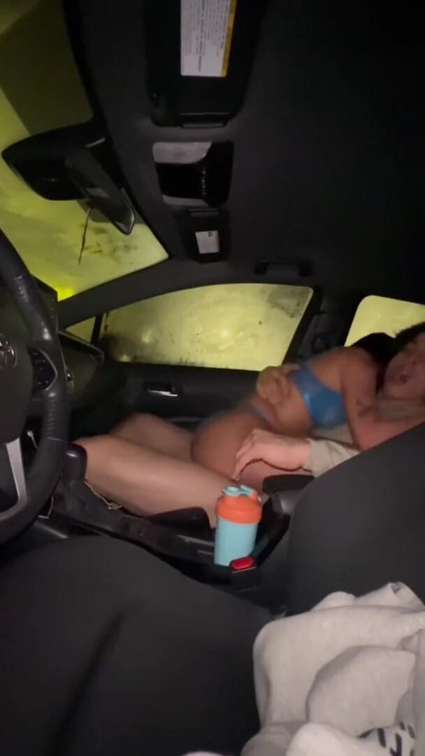 Gattouz0: Italiaans model vindt het heerlijk om in de auto geneukt...