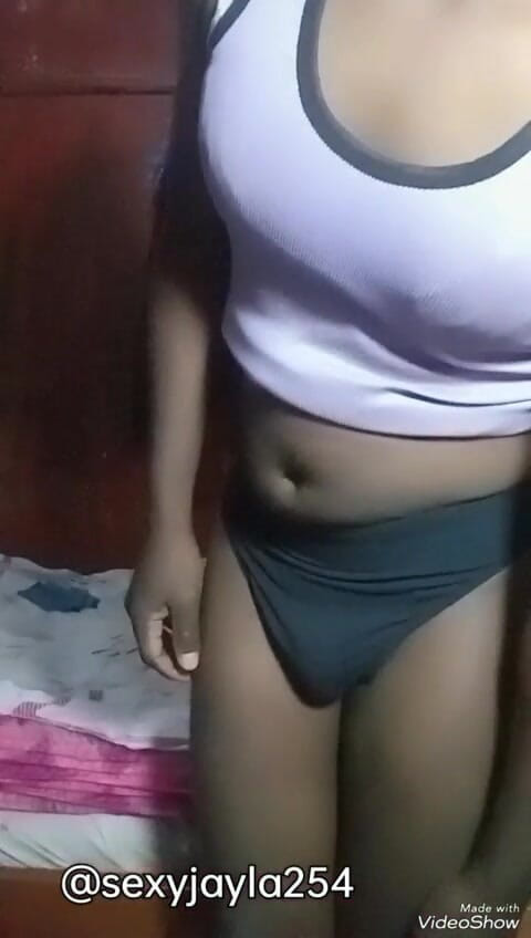 Sexyjayla254: Crossdresser Kenya menjolok dan membentangkan dubur ternganganya