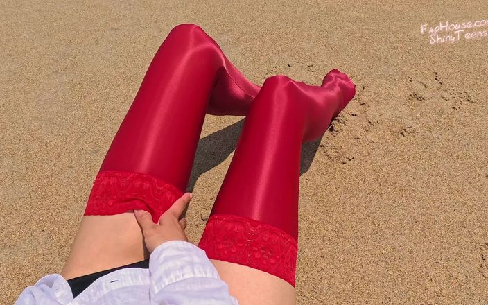 Shiny teens: 858 Glänzende rote spandex-strümpfe am strand