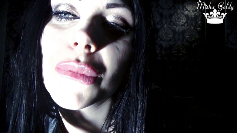 Goddess Misha Goldy: Mrdka do krku sexy čarodějnice a být polykaná, fetiš!