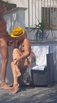 Selena làm tình ngoài trời sau khi về nhà