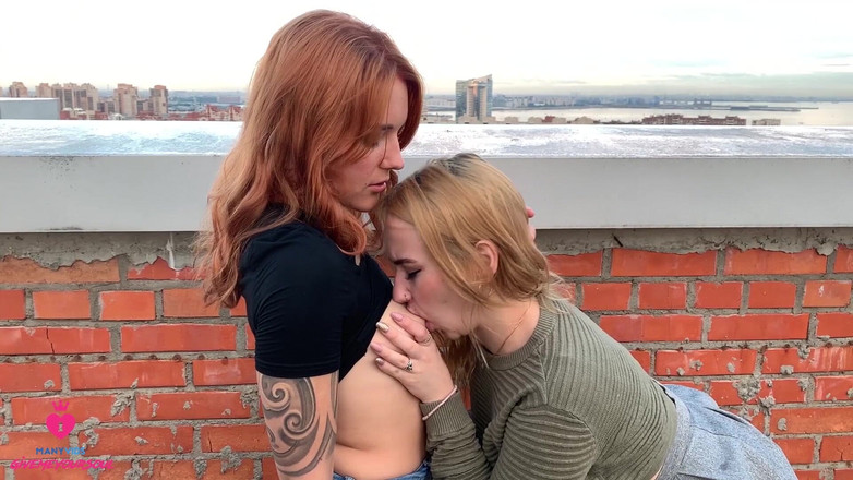 Marshswallow: Çatıda halka açık lezbiyen seks