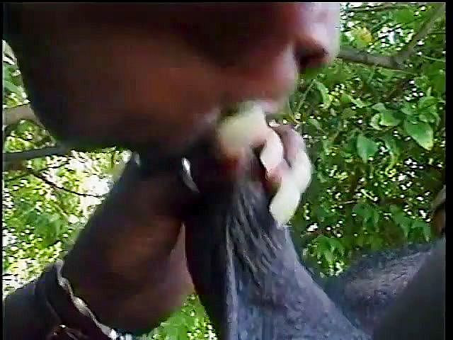 Hot and Wet: Com tesão preta MILF fica de joelhos e chupa o...